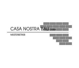 Links ist der Schriftzug der Firma Casa Nostra Bau GmbH Meisterbetrieb zu lesen. Im Hintergrund erkennt man übereinander angeordnete Ziegelsteine, die das Logo abrunden.