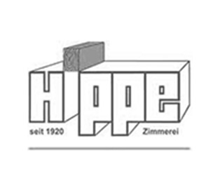 Das Logo zeigt den Schriftzug HIPPE, der dreidimensional dargestellt wird. Unter dem Schriftzug liest man noch seit 1920 Zimmerei